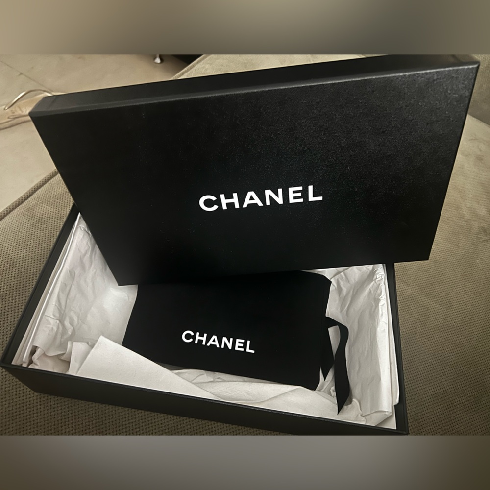 CHANEL Black Box with White Logo - Picture 8 of 11